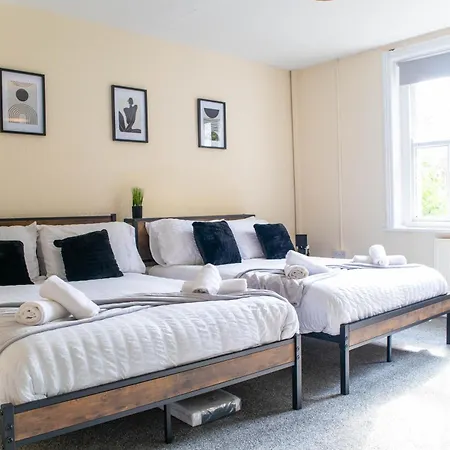 3 Bedroom House - Free Parking-hospital-contractors-families Leeds (West Yorkshire)
