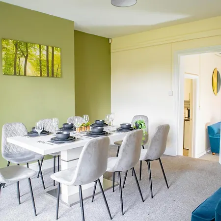 3 Bedroom House - Free Parking-hospital-contractors-families * Leeds (West Yorkshire)