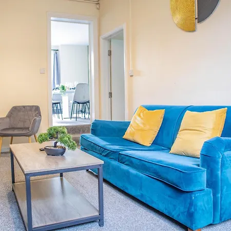 3 Bedroom House - Free Parking-hospital-contractors-families