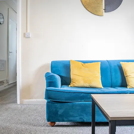 Apartment 3 Bedroom House - Free Parking-hospital-contractors-families