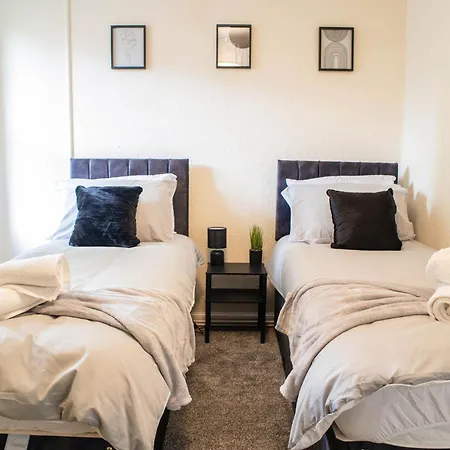 3 Bedroom House - Free Parking-hospital-contractors-families Apartment *