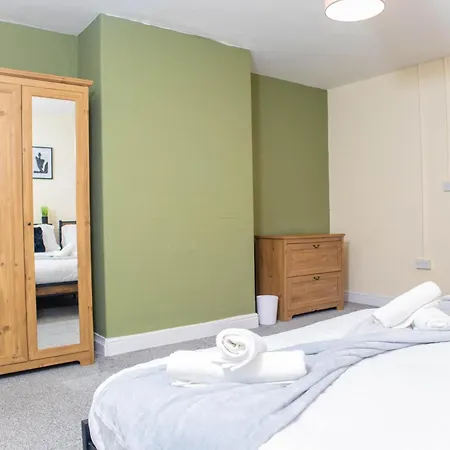 Apartment 3 Bedroom House - Free Parking-hospital-contractors-families *
