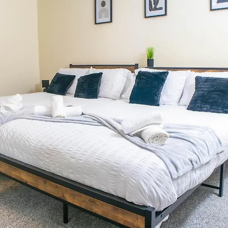 3 Bedroom House - Free Parking-hospital-contractors-families Apartment Leeds (West Yorkshire)