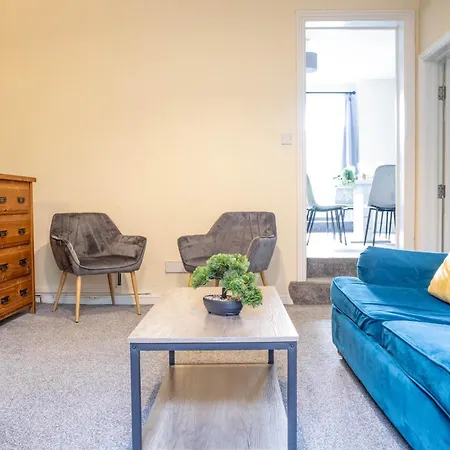 3 Bedroom House - Free Parking-hospital-contractors-families Leeds (West Yorkshire)