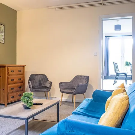 3 Bedroom House - Free Parking-hospital-contractors-families * Leeds (West Yorkshire)