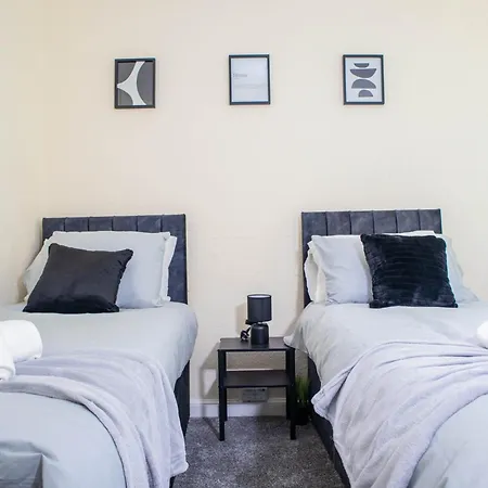 3 Bedroom House - Free Parking-hospital-contractors-families
