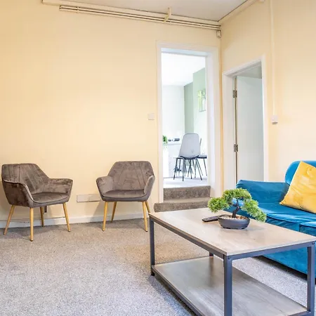 3 Bedroom House - Free Parking-hospital-contractors-families Apartment *
