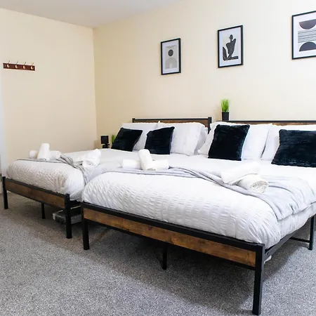 3 Bedroom House - Free Parking-hospital-contractors-families Apartment Leeds (West Yorkshire)