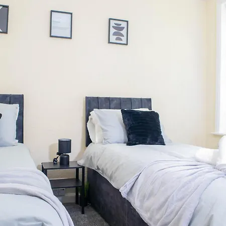 3 Bedroom House - Free Parking-hospital-contractors-families