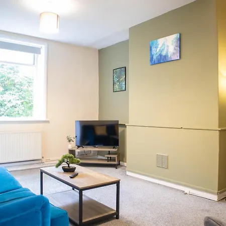 3 Bedroom House - Free Parking-hospital-contractors-families Apartment