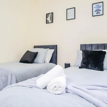 3 Bedroom House - Free Parking-hospital-contractors-families *