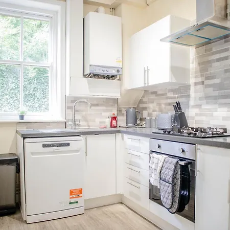 3 Bedroom House - Free Parking-hospital-contractors-families Leeds (West Yorkshire)