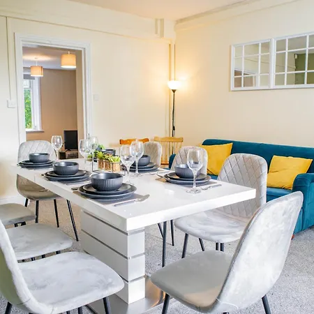Apartment 3 Bedroom House - Free Parking-hospital-contractors-families