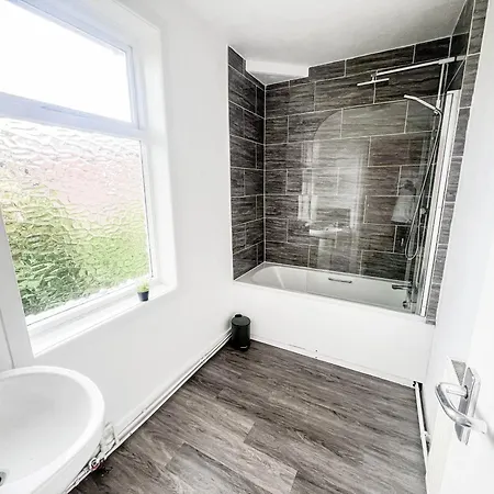 3 Bedroom House - Free Parking-hospital-contractors-families Apartment *