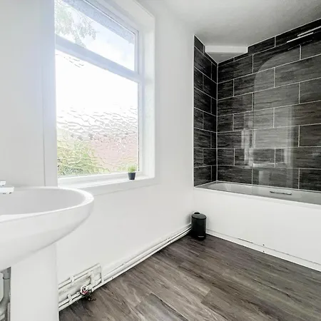 Apartment 3 Bedroom House - Free Parking-hospital-contractors-families *