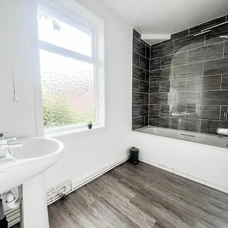 3 Bedroom House - Free Parking-hospital-contractors-families Leeds (West Yorkshire)