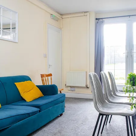 3 Bedroom House - Free Parking-hospital-contractors-families * Leeds (West Yorkshire)