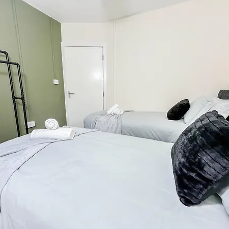 3 Bedroom House - Free Parking-hospital-contractors-families Apartment