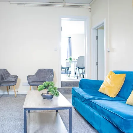 Apartment 3 Bedroom House - Free Parking-hospital-contractors-families