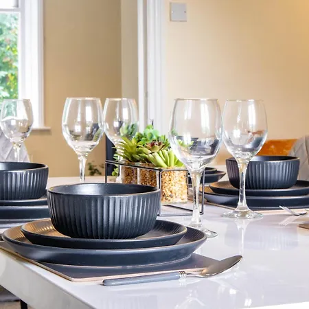 3 Bedroom House - Free Parking-hospital-contractors-families Apartment Leeds (West Yorkshire)