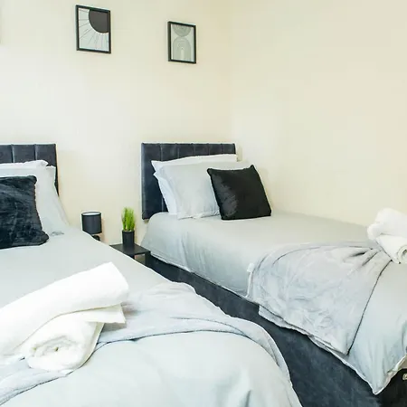 3 Bedroom House - Free Parking-hospital-contractors-families