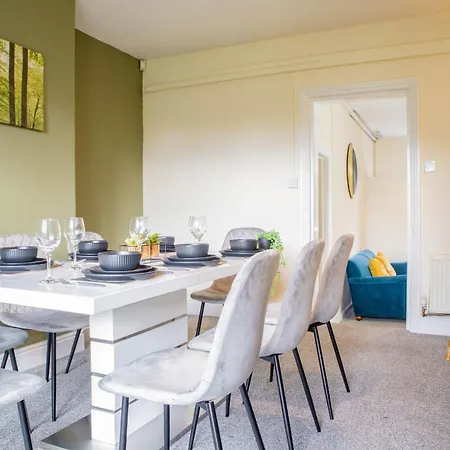 3 Bedroom House - Free Parking-hospital-contractors-families Apartment