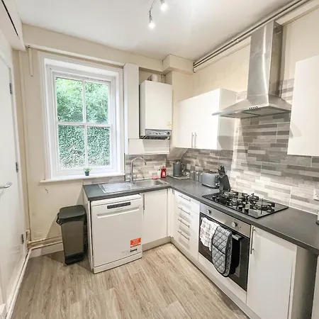 3 Bedroom House - Free Parking-hospital-contractors-families Apartment *