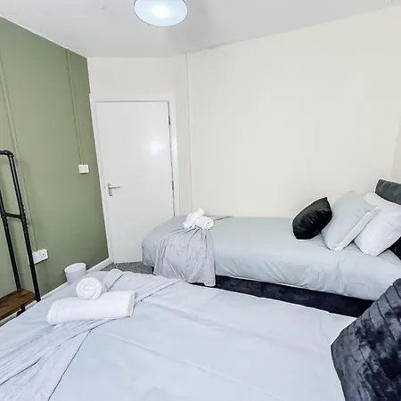 3 Bedroom House - Free Parking-hospital-contractors-families Apartment Leeds (West Yorkshire)