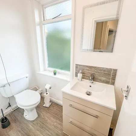 3 Bedroom House - Free Parking-hospital-contractors-families *