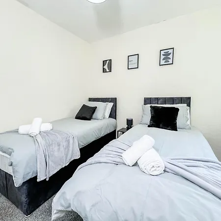 3 Bedroom House - Free Parking-hospital-contractors-families Leeds (West Yorkshire)