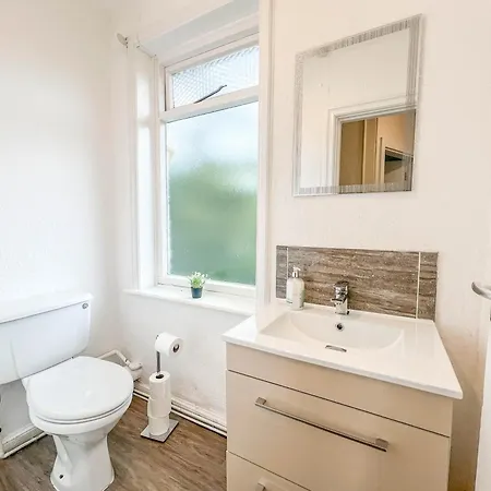 3 Bedroom House - Free Parking-hospital-contractors-families